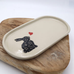 Plateau en grès avec un lapin noir Victoria Céramique