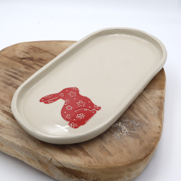 Plateau en grès avec un lapin rouge Victoria Céramique