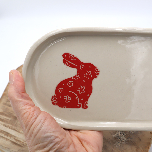 Plateau en grès avec un lapin rouge Victoria Céramique
