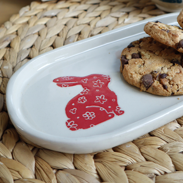 Plateau en grès avec un lapin rouge Victoria Céramique