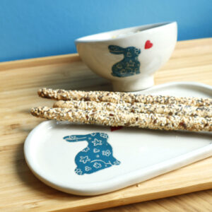 Un plateau et et un bol avec un lapin dessiné Victoria Céramique