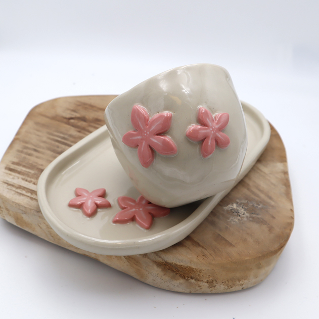 Tasse et plateau fleurs roses en volume Victoria Céramique
