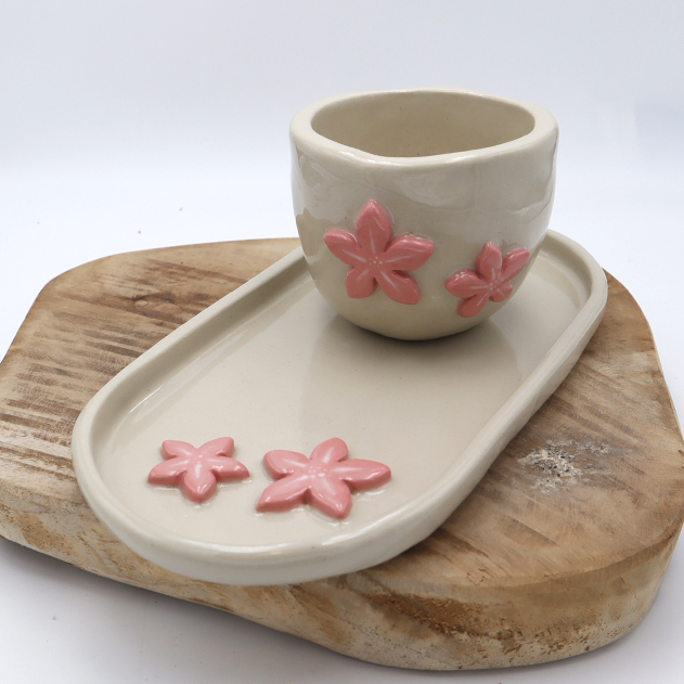 Tasse et plateau fleurs roses en volume Victoria Céramique
