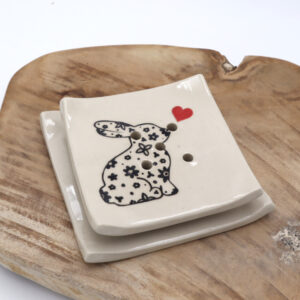 Porte-savon en grès avec un lapin dessiné Victoria Céramique