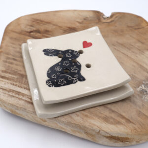 Porte-savon en grès avec un lapin noir Victoria Céramique