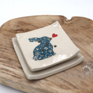 Porte-savon en grès avec un lapin dessiné Victoria Céramique