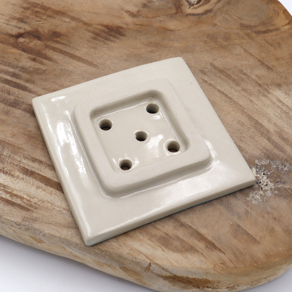 Porte-savon en grès bleu avec un lapin dessiné Victoria Céramique