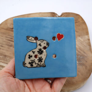 Porte-savon en grès bleu avec un lapin dessiné Victoria Céramique