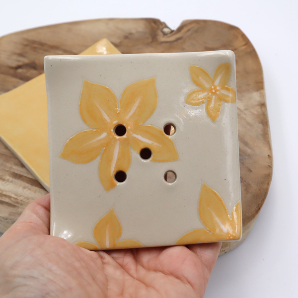 Porte-savon en grès avec des fleurs jaunes dessinées Victoria Céramique