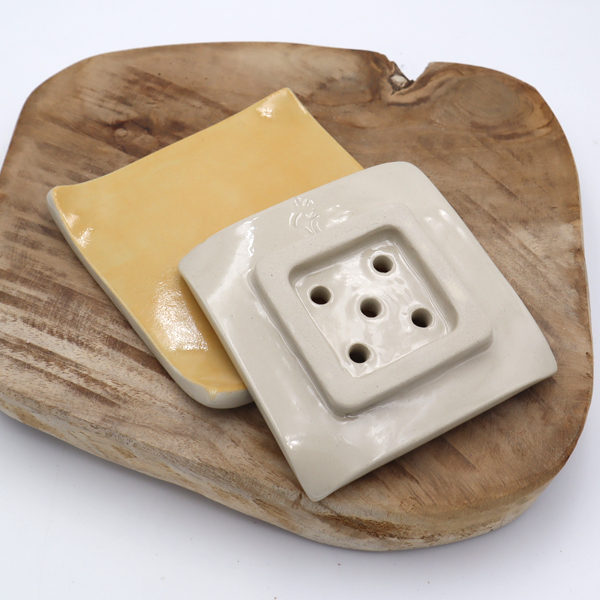 Porte-savon en grès avec des fleurs jaunes dessinées Victoria Céramique