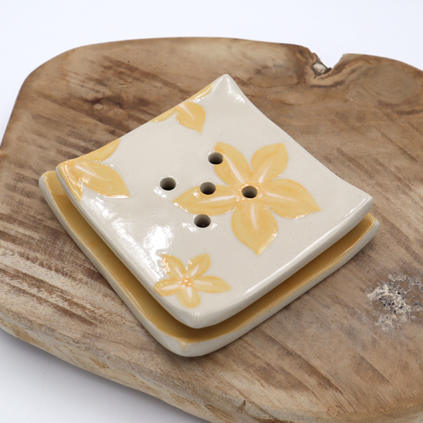 Porte-savon en grès avec des fleurs jaunes dessinées Victoria Céramique