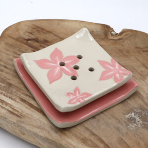 Porte-savon en grès avec des fleurs roses dessinées Victoria Céramique