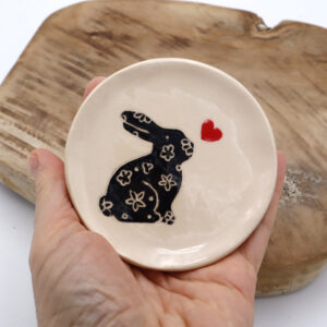 Coupelle avec un lapin noir dessiné Victoria Céramique