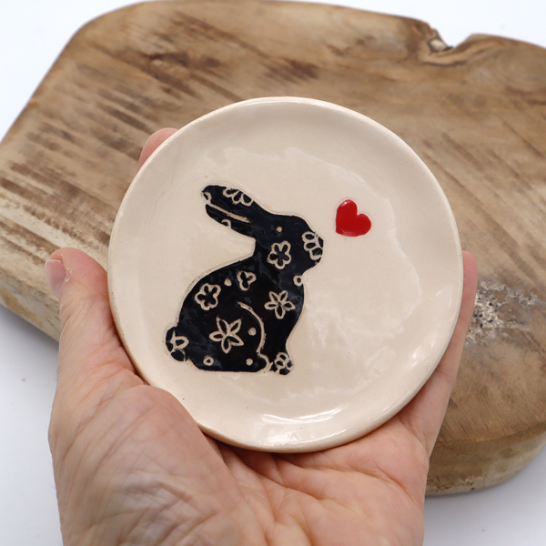 Coupelle avec un lapin noir dessiné Victoria Céramique