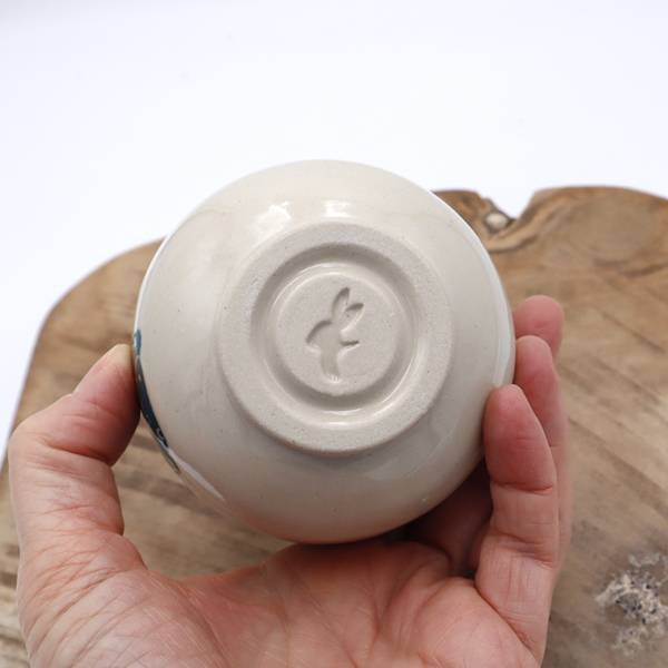 Tasse en grès avec un lapin bleu vert Victoria Céramique