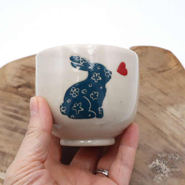 Tasse en grès avec un lapin bleu vert Victoria Céramique