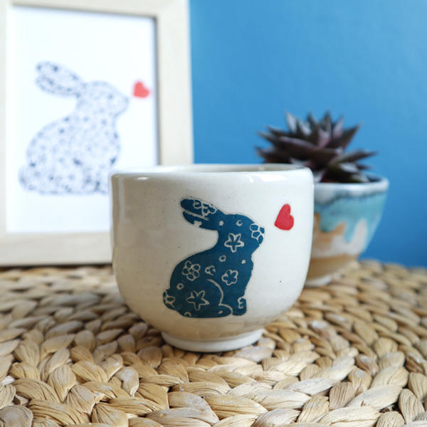 Tasse en grès avec un lapin bleu vert Victoria Céramique