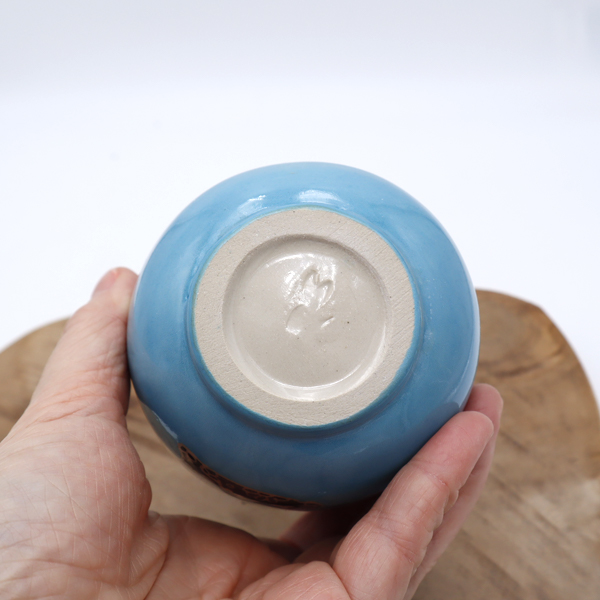 Tasse bleue en grès avec un lapin noir Victoria Céramique