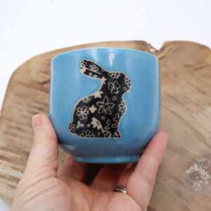 Tasse bleue en grès avec un lapin noir Victoria Céramique