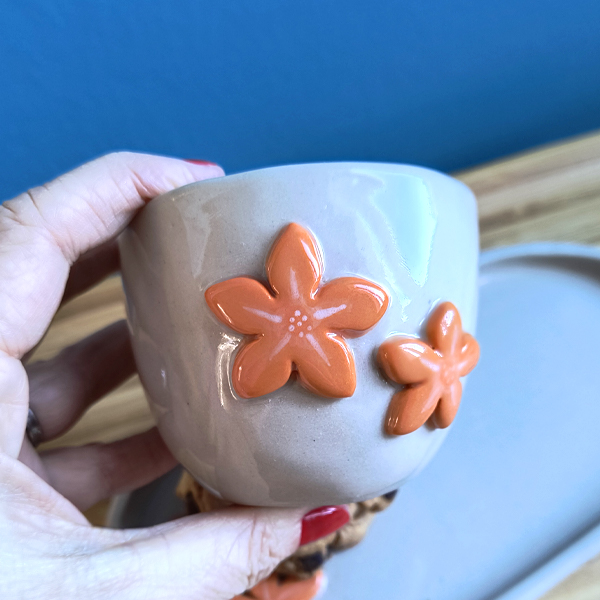 Tasse et plateau fleurs oranges en volume Victoria Céramique
