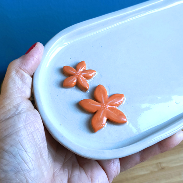 Tasse et plateau fleurs oranges en volume Victoria Céramique
