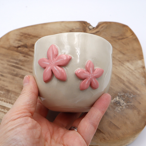 Tasse et plateau fleurs roses en volume Victoria Céramique