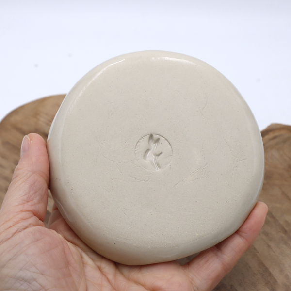 Petit repose cuillère rond avec un lapin noir dessiné Victoria Céramique