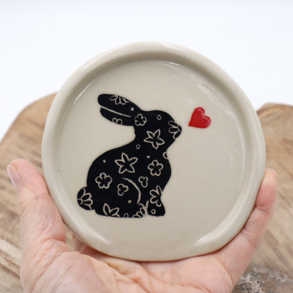 Petit repose cuillère rond avec un lapin noir dessiné Victoria Céramique