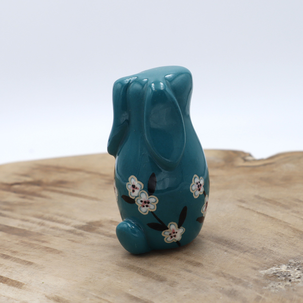 Lapin en céramique bleu vert avec des fleurs Victoria Céramique