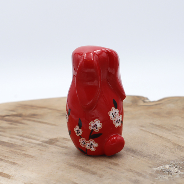 Lapin en céramique rouge avec des fleurs Victoria Céramique
