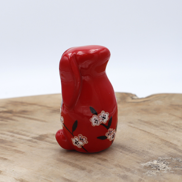 Lapin en céramique rouge avec des fleurs Victoria Céramique