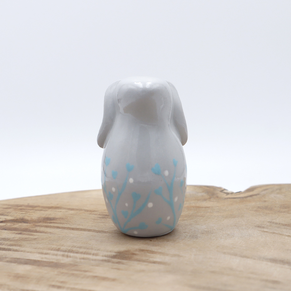 Lapin en céramique gris avec des motifs bleus Victoria Céramique
