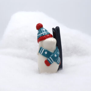 Lapin en céramique avec son écharpe et son bonnet - Victoria Céramique