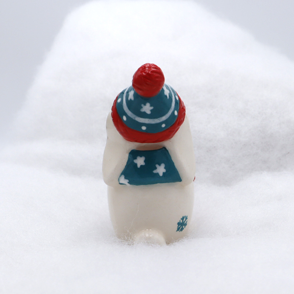 Lapin en céramique avec son écharpe et son bonnet - Victoria Céramique