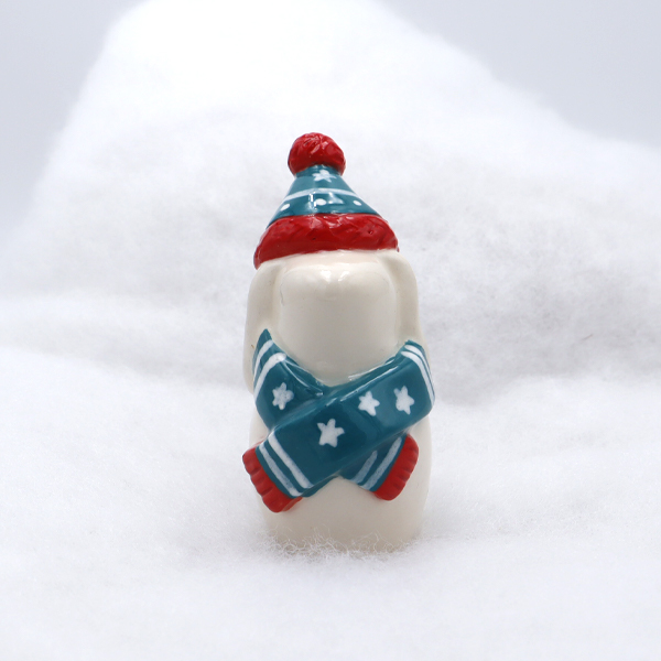 Lapin en céramique avec son écharpe et son bonnet - Victoria Céramique