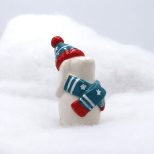 Lapin en céramique avec son écharpe et son bonnet - Victoria Céramique