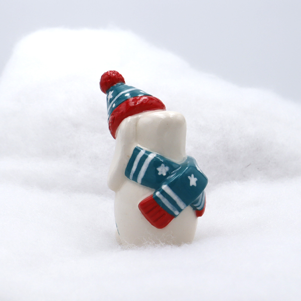 Lapin en céramique avec son écharpe et son bonnet - Victoria Céramique