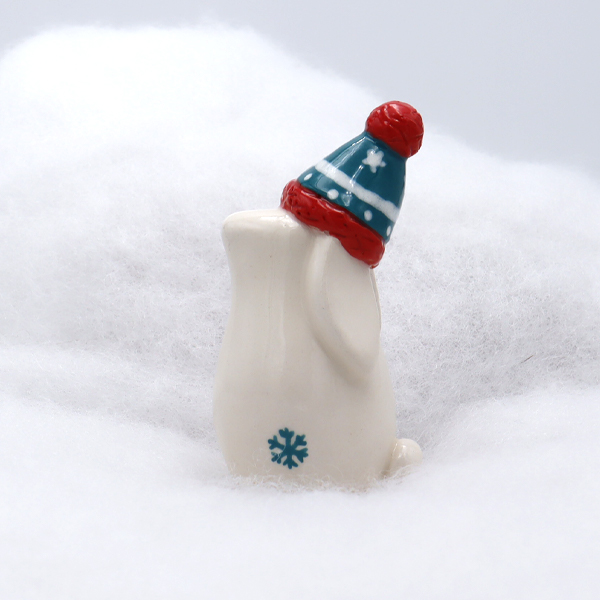 Lapin en céramique avec son écharpe et son bonnet - Victoria Céramique