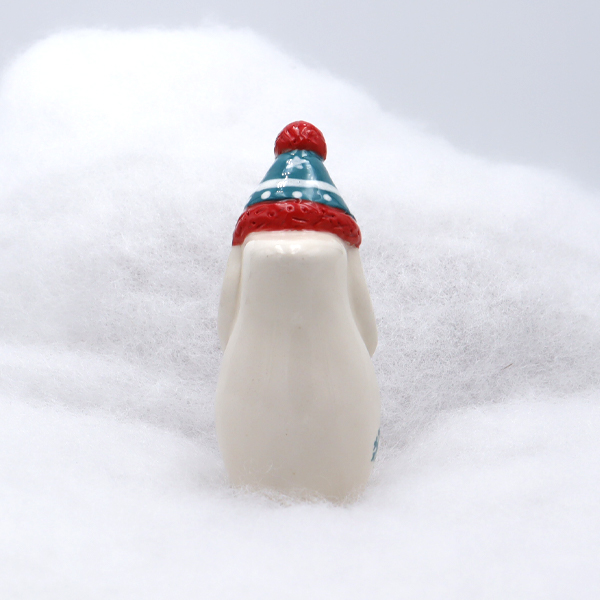 Lapin en céramique avec son écharpe et son bonnet - Victoria Céramique