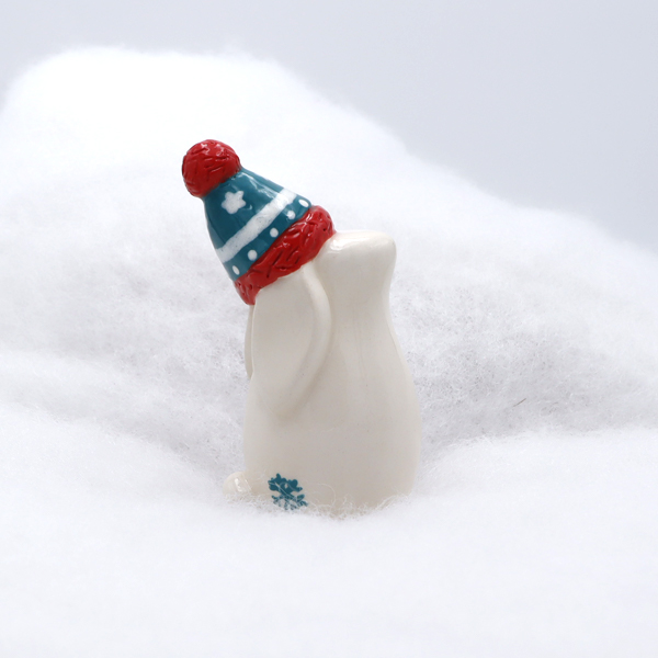 Lapin en céramique avec son écharpe et son bonnet - Victoria Céramique