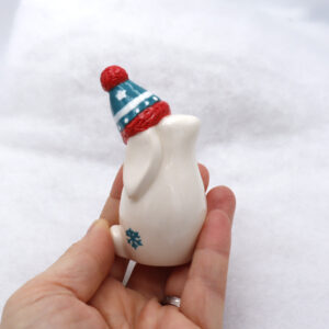 Lapin en céramique avec son écharpe et son bonnet - Victoria Céramique