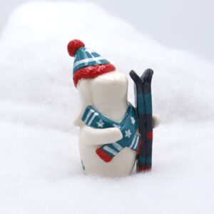 Lapin en céramique avec son écharpe et son bonnet - Victoria Céramique