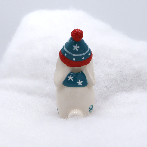 Lapin en céramique avec son écharpe et son bonnet - Victoria Céramique