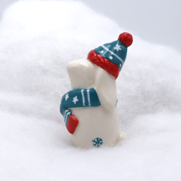 Lapin en céramique avec son écharpe et son bonnet - Victoria Céramique