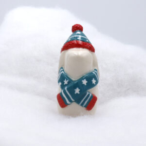 Lapin en céramique avec son écharpe et son bonnet - Victoria Céramique