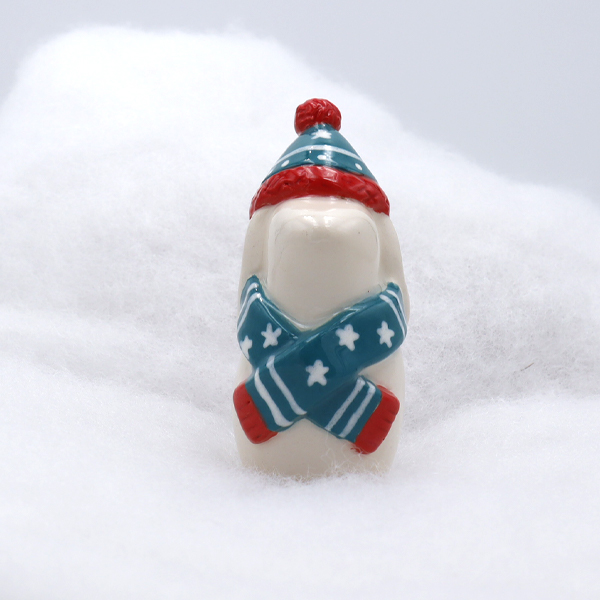 Lapin en céramique avec son écharpe et son bonnet - Victoria Céramique