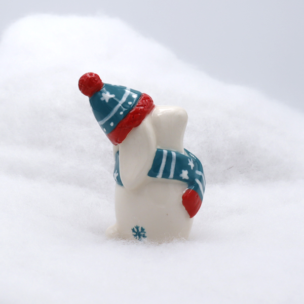 Lapin en céramique avec son écharpe et son bonnet - Victoria Céramique