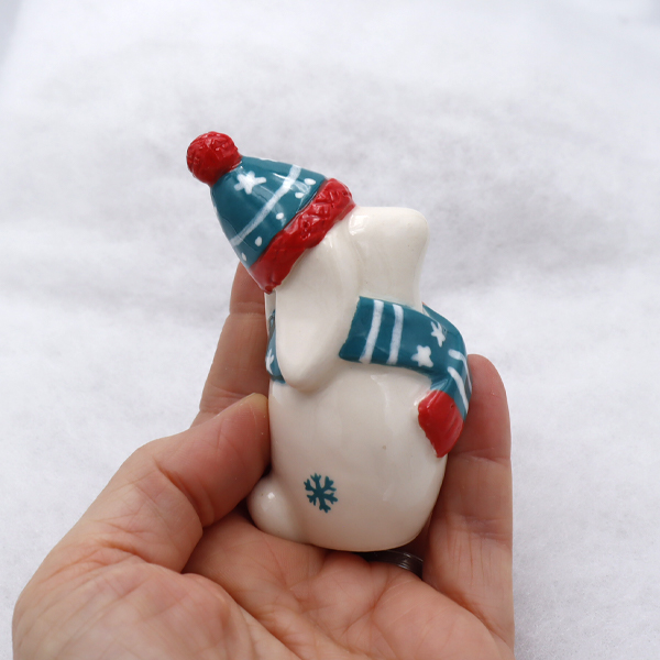 Lapin en céramique avec son écharpe et son bonnet - Victoria Céramique