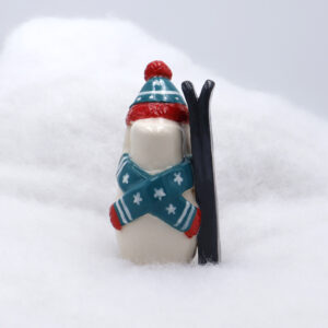 Lapin en céramique avec son écharpe et son bonnet - Victoria Céramique