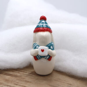 Lapin en céramique avec son écharpe et son bonnet - Victoria Céramique